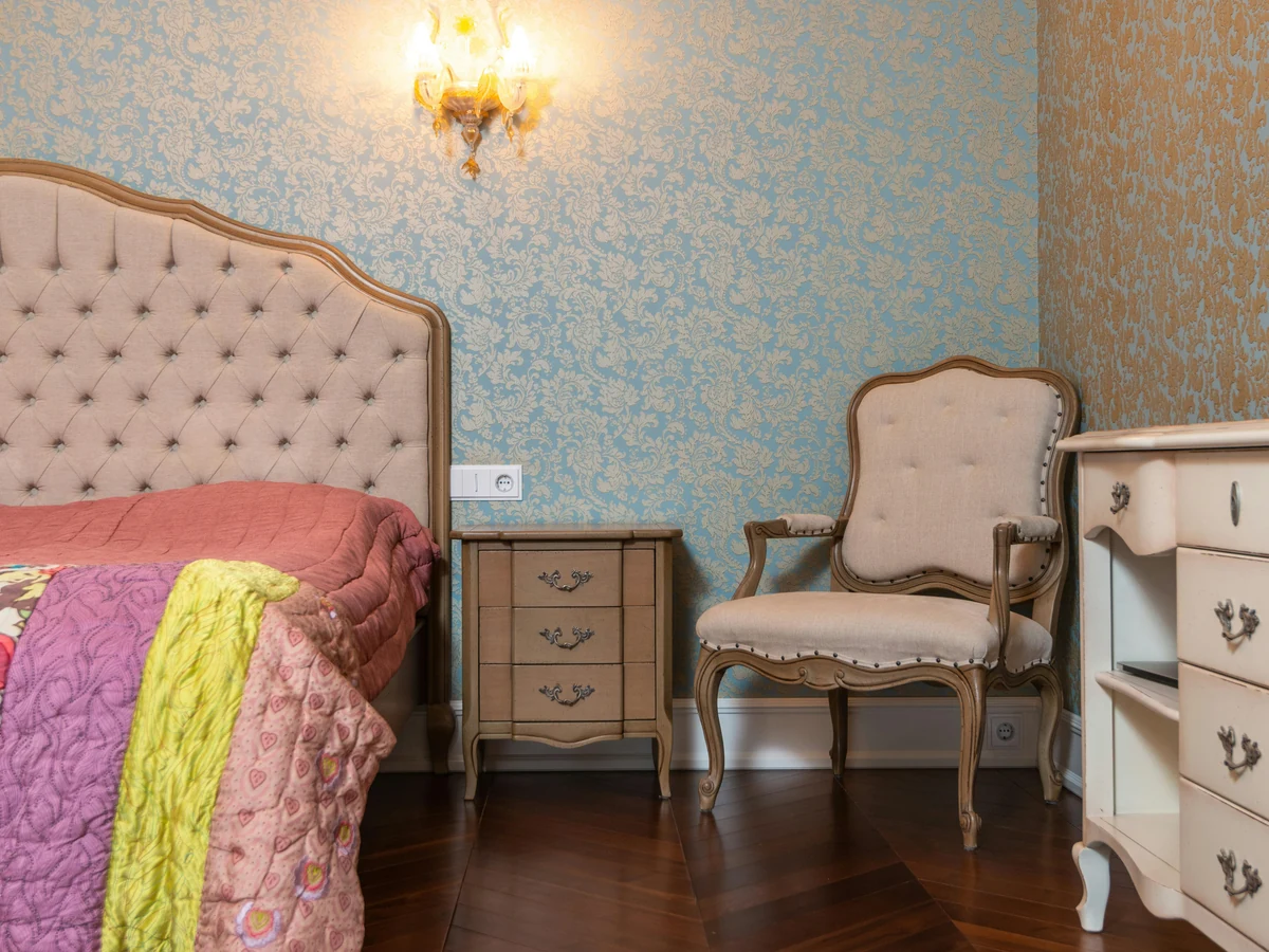 Classic ornate bedroom with detailed coving painted by Cambridge Decorators