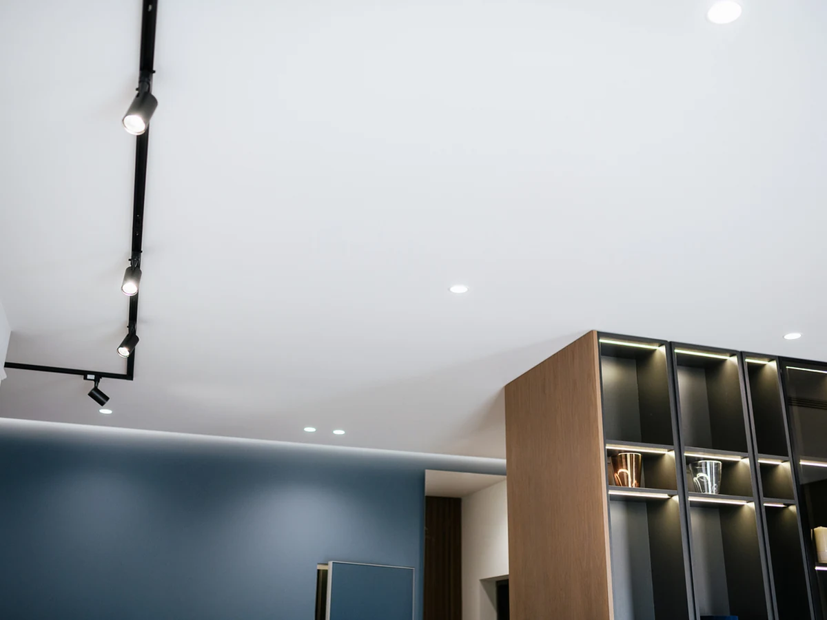 ceiling-painting-white-ceiling-black-cambridge-decorators White ceiling painting with black trim in Cambridge by Cambridge Decorators