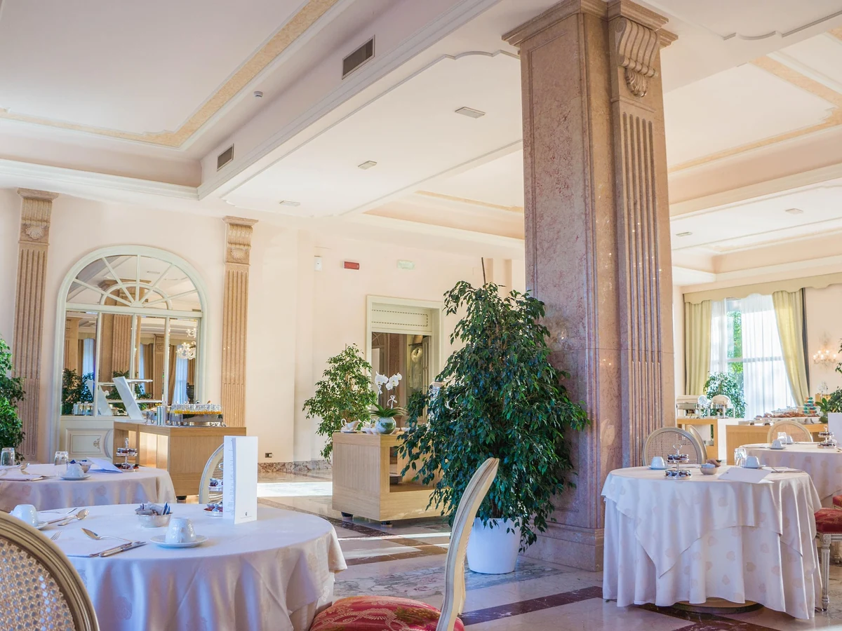 Grand hotel dining room painting in Cambridge by Cambridge Decorators