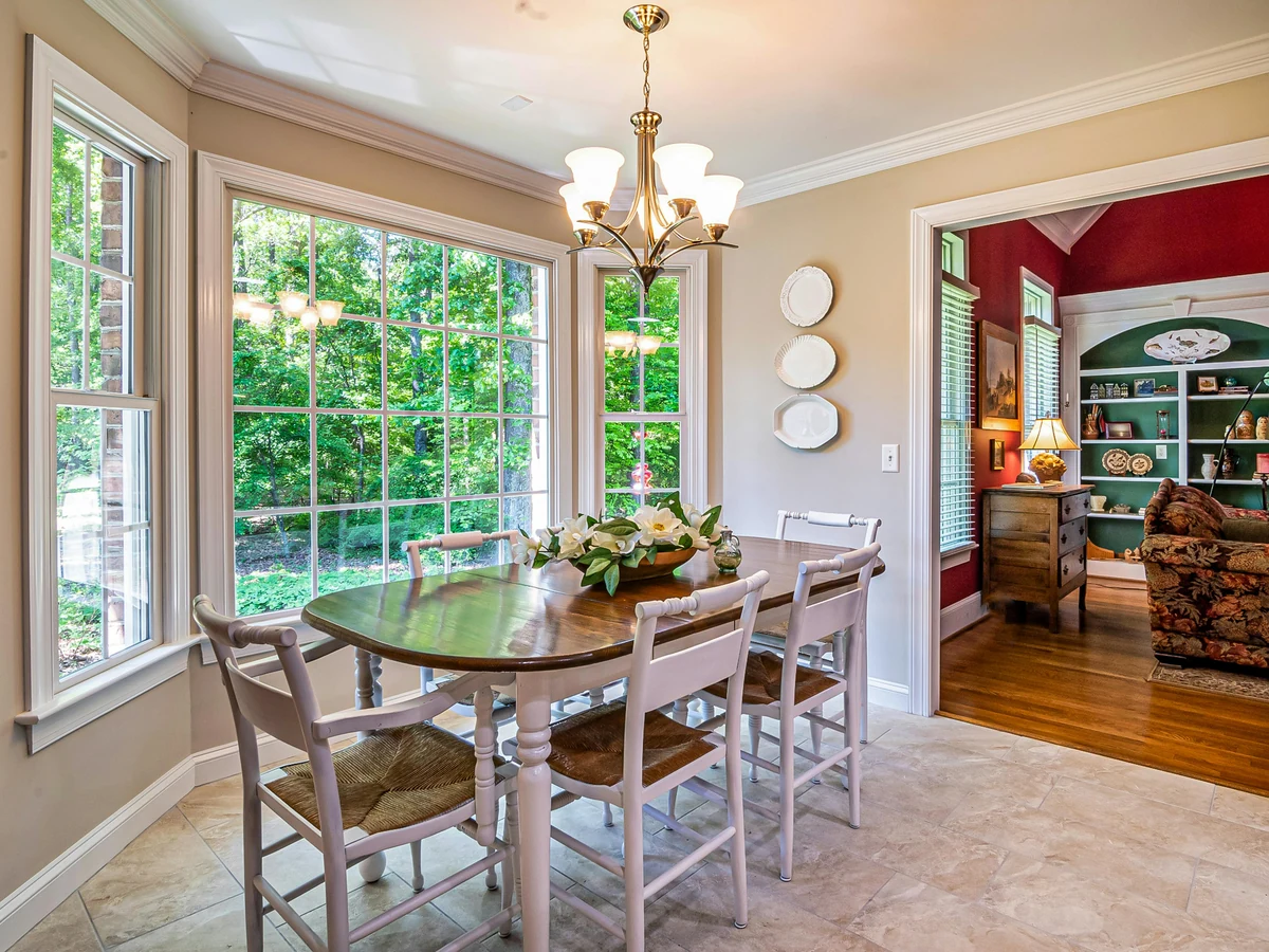 Bright dining room painting in Cambridge, walls and ceiling freshly decorated by Cambridge Decorators