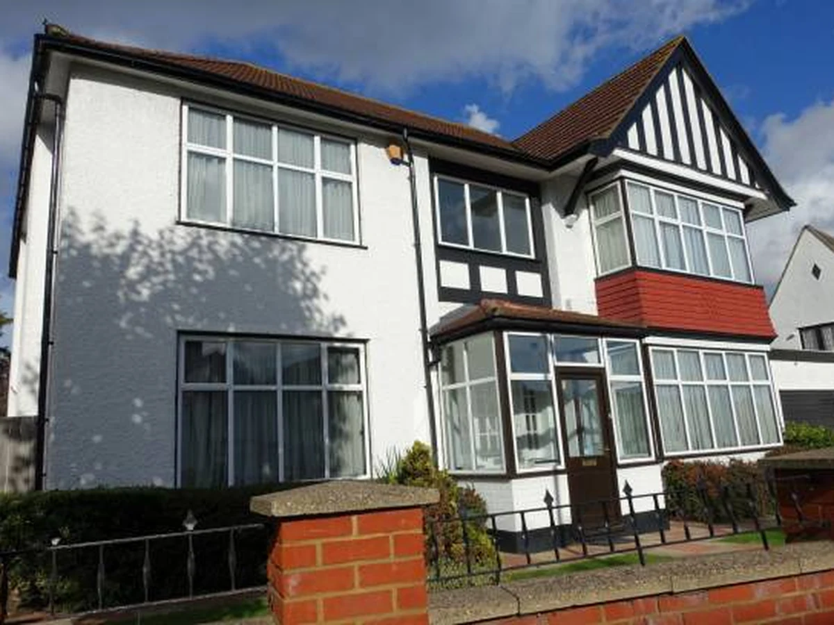 exterior-painting-1930s-semidetached-house-cambridge-decorators Exterior painting of a 1930s semi-detached house in Cambridge by Cambridge Decorators