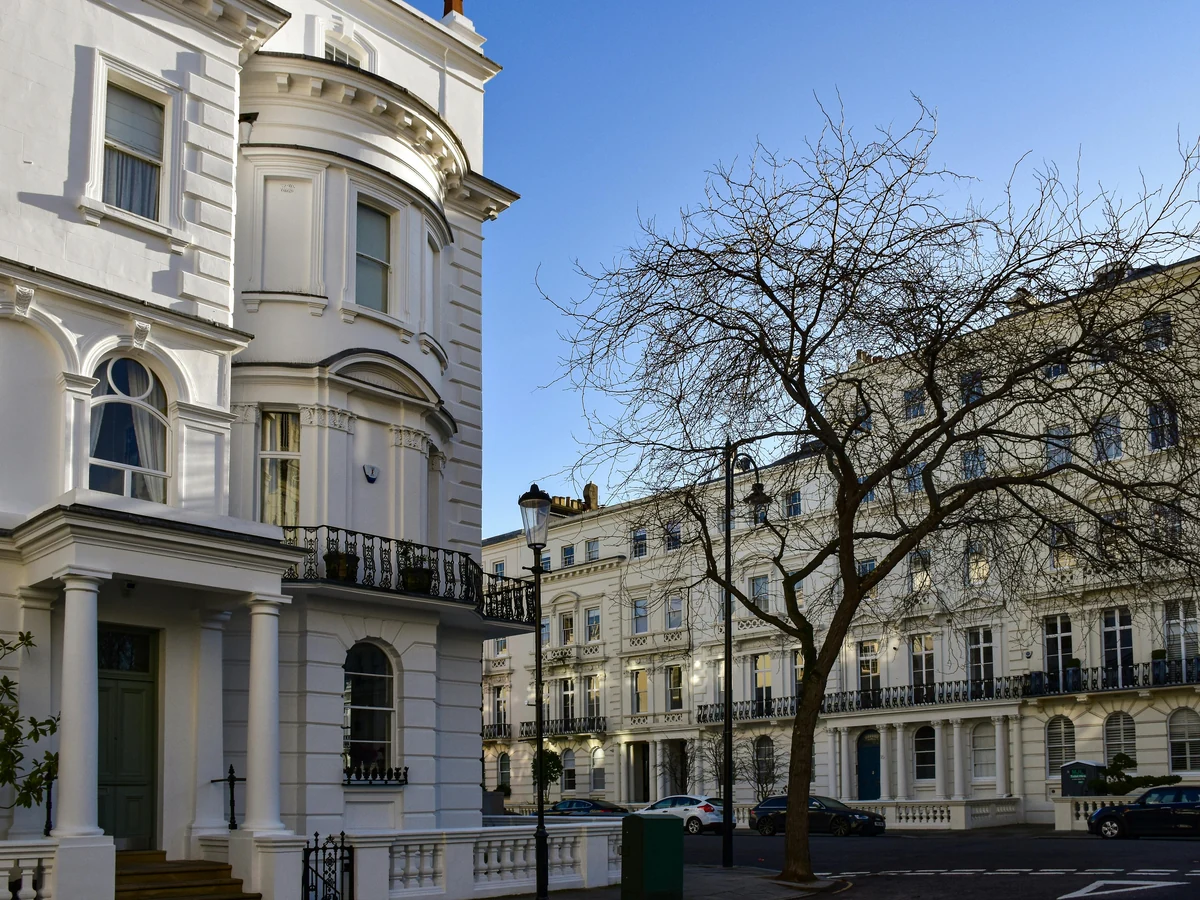 exterior-painting-white-georgian-townhouse-cambridge-decorators Exterior painting of white Georgian townhouse in Cambridge by Cambridge Decorators
