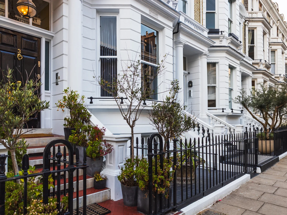 exterior-painting-white-victorian-townhouses-cambridge-decorators Exterior painting of white Victorian townhouses in Cambridge by Cambridge Decorators