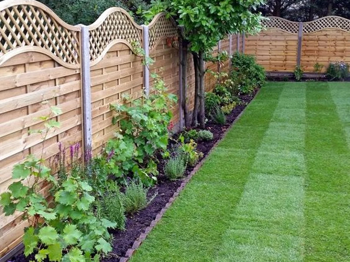 fence-painting-decorative-wooden-garden-cambridge-decorators Decorative wooden garden fence painted in Cambridge by Cambridge Decorators