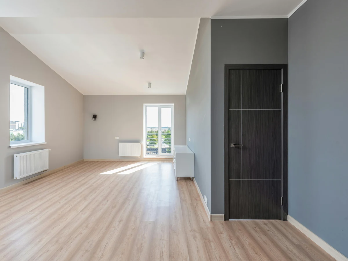interior-painting-empty-room-grey-cambridge-decorators Empty room with grey walls prepared for interior decoration by Cambridge Decorators